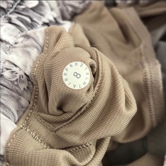 Rare Lululemon hotty hott 
floral short - Picture 6 of 7